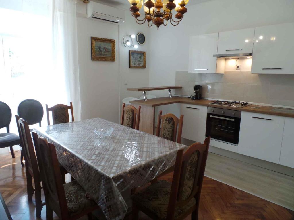 Apartment Villa Paula near Archaeological Museum 27901