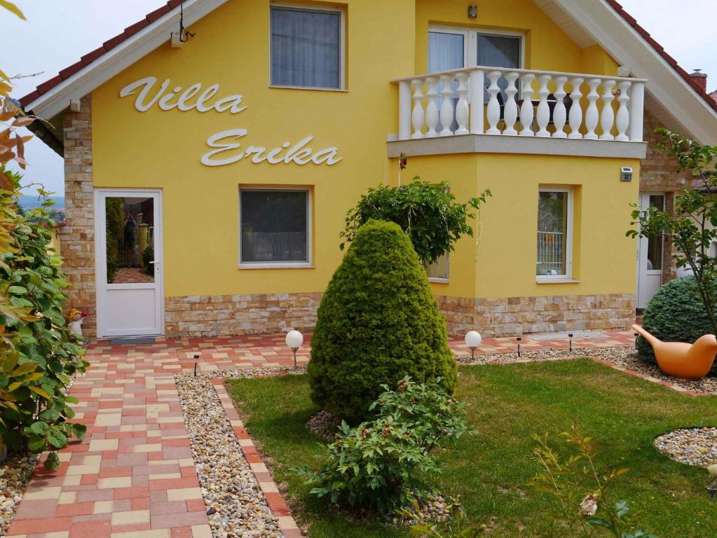 una casa gialla con un cartello che legge villa erica di Apartments in Alsopahok/Balaton 27597 ad Alsópáhok