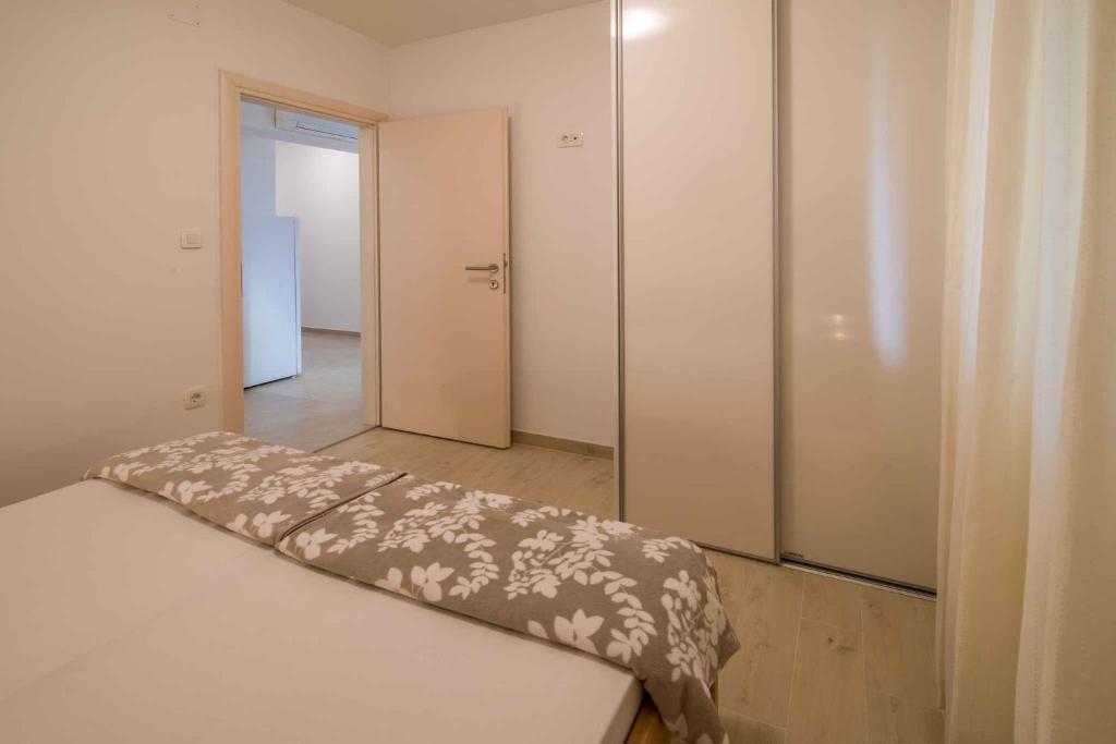 Postel nebo postele na pokoji v ubytování Apartments in Krk/Insel Krk 26807