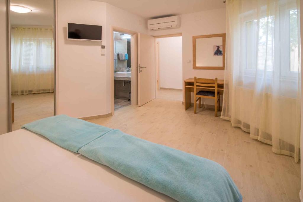Postel nebo postele na pokoji v ubytování Apartments in Krk/Insel Krk 26807