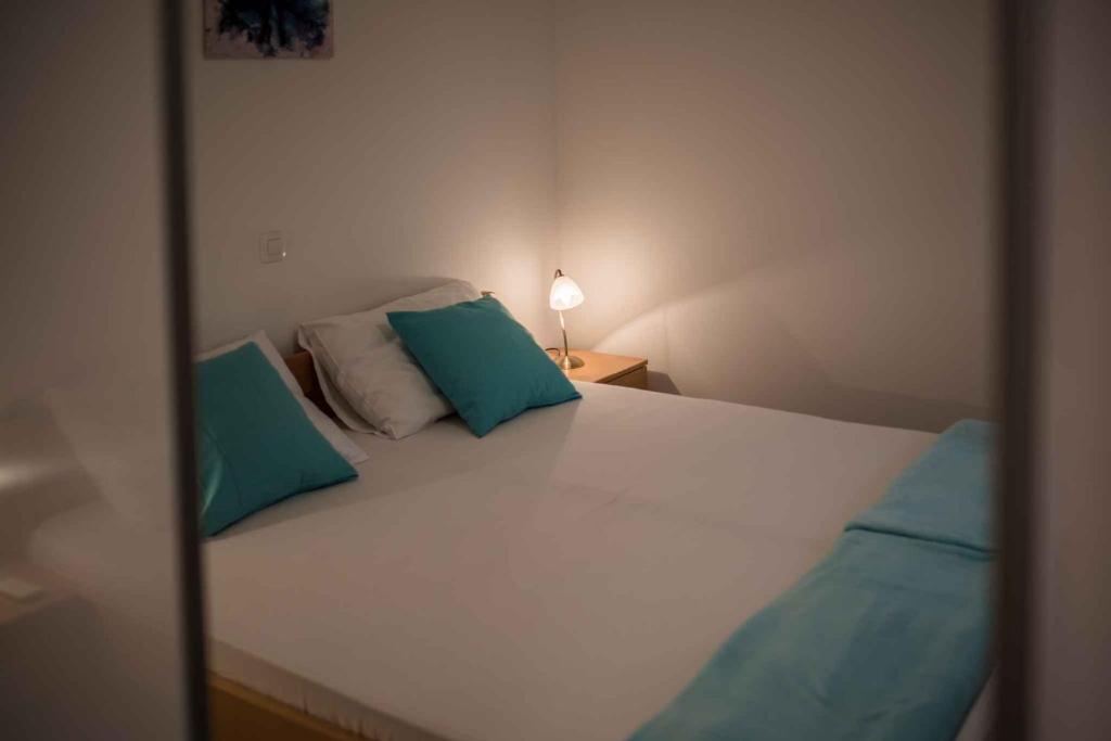 Postel nebo postele na pokoji v ubytování Apartments in Krk/Insel Krk 26807