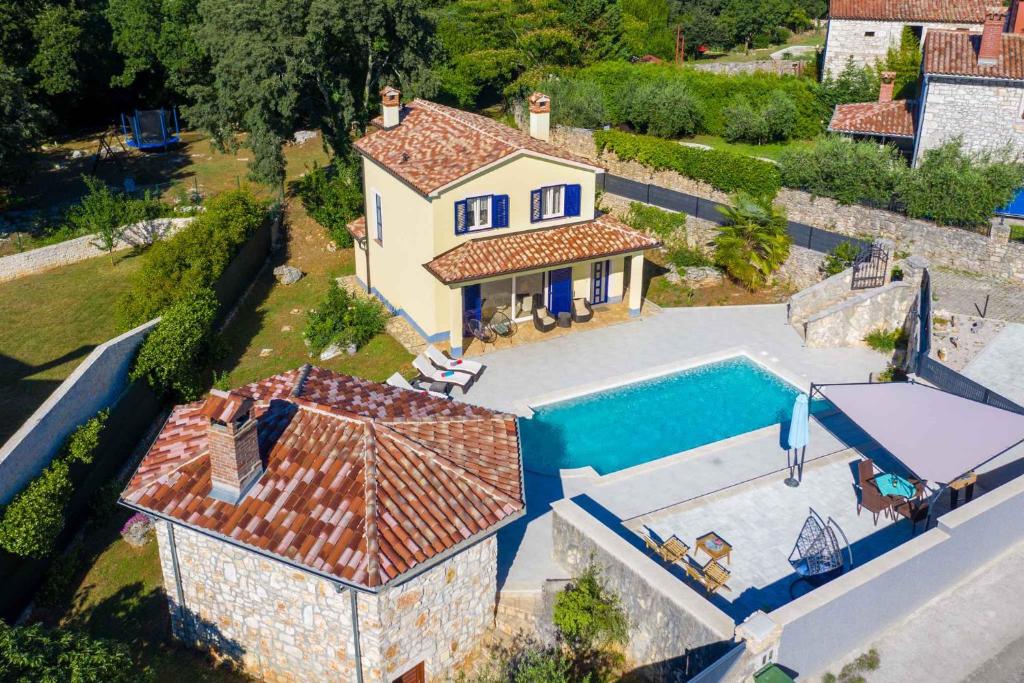 une vue aérienne d'une maison avec piscine dans l'établissement Holiday home in Krsan 8887, à Kršan