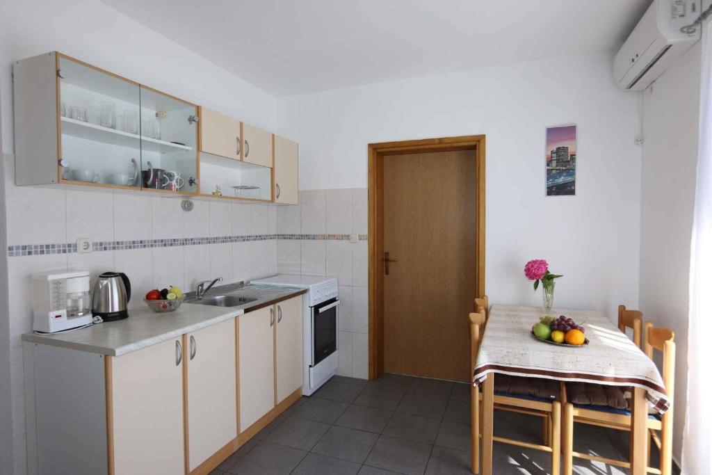 Kuchyň nebo kuchyňský kout v ubytování Apartments in Silo/Insel Krk 13454
