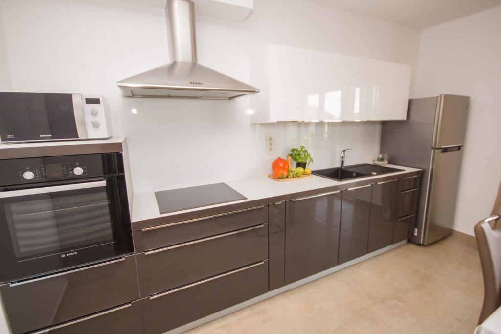 Kuchyňa alebo kuchynka v ubytovaní Apartment in Seget Donji 7430