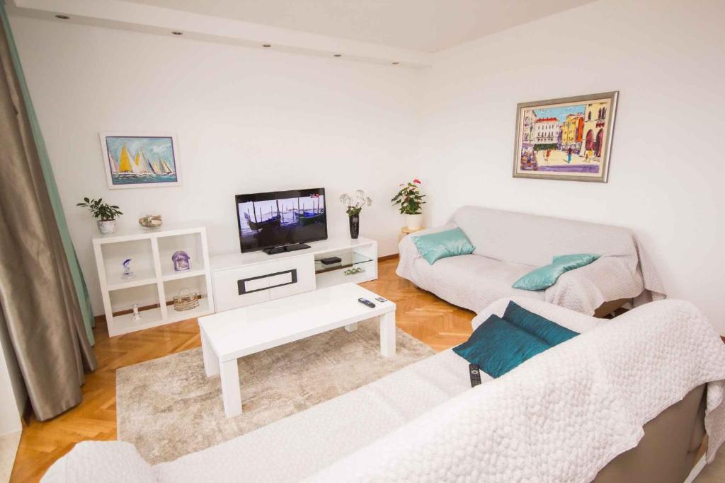 Televízia a/alebo spoločenská miestnosť v ubytovaní Apartment in Seget Donji 7430