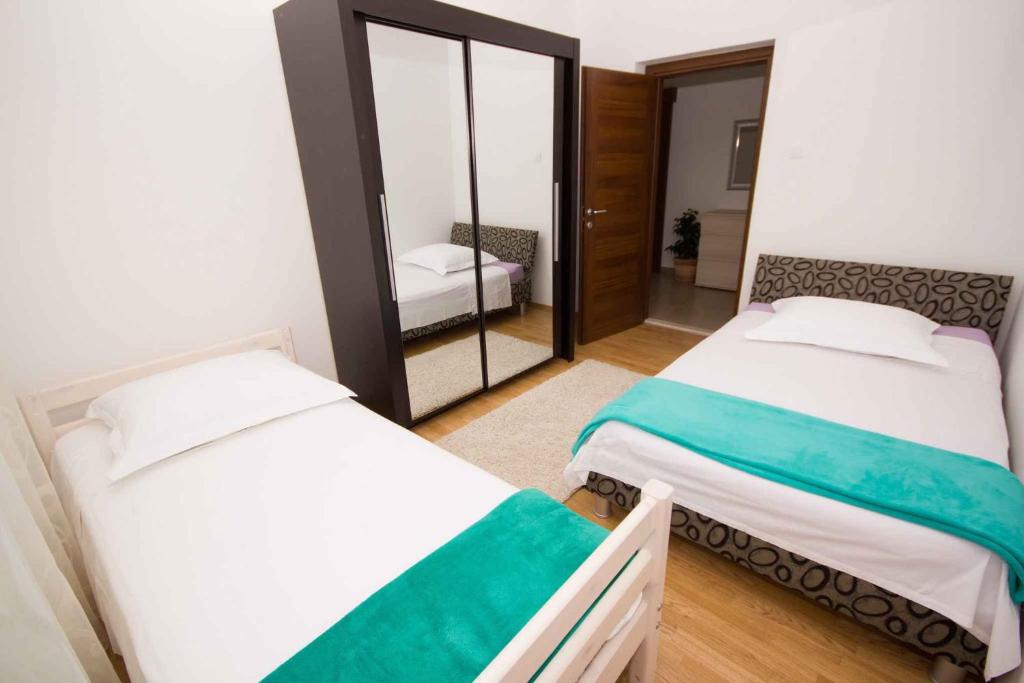Posteľ alebo postele v izbe v ubytovaní Apartment in Seget Donji 7430