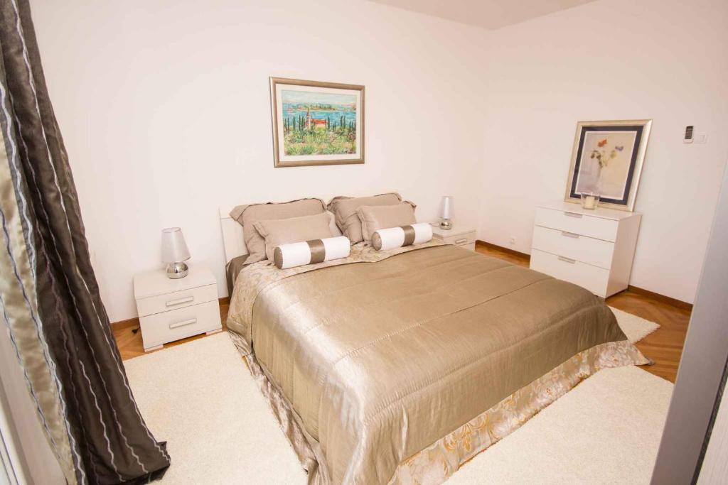 Posteľ alebo postele v izbe v ubytovaní Apartment in Seget Donji 7430