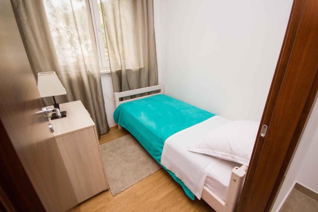 Posteľ alebo postele v izbe v ubytovaní Apartment in Seget Donji 7430