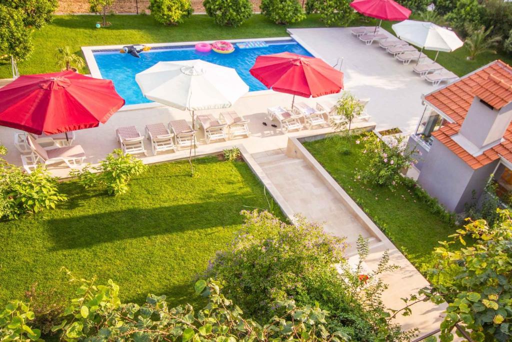 Bazén v ubytovaní Apartment in Seget Donji 7430 alebo v jeho blízkosti