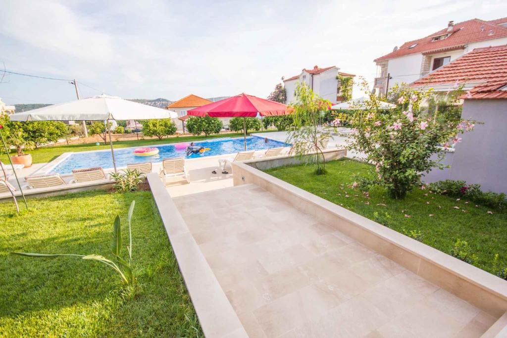 Bazén v ubytovaní Apartment in Seget Donji 7430 alebo v jeho blízkosti