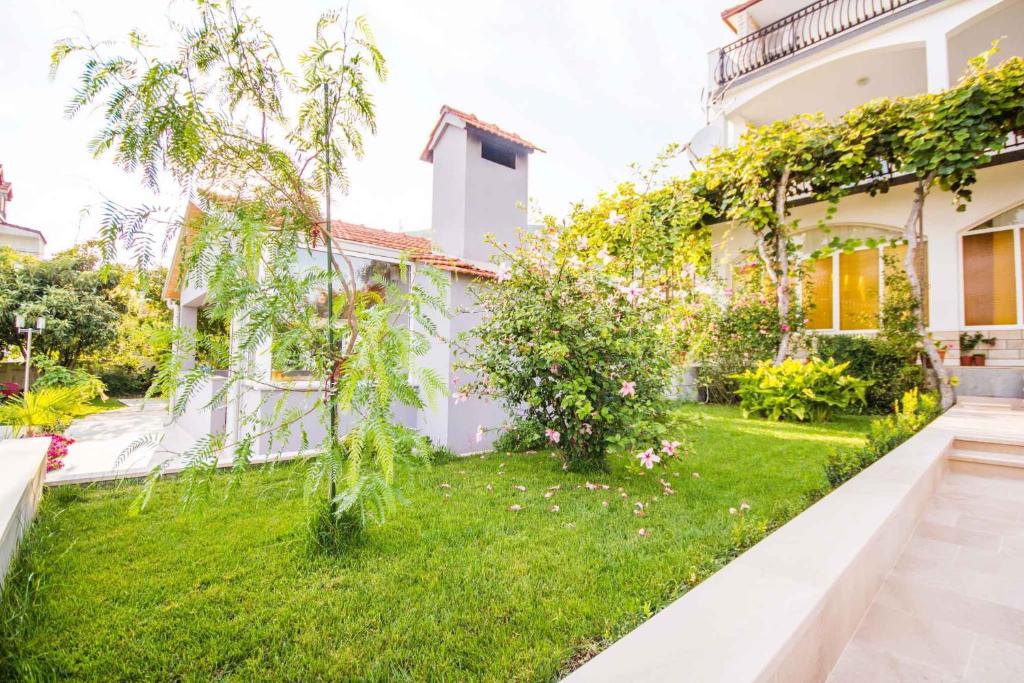 Vonkajšia záhrada v ubytovaní Apartment in Seget Donji 7430