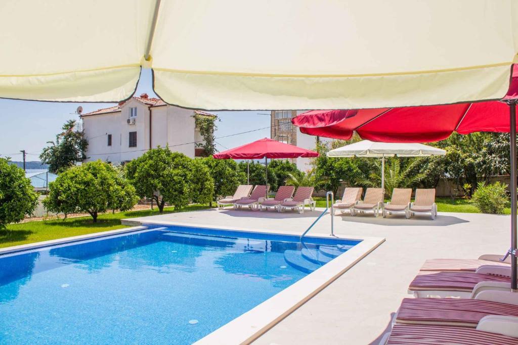 Bazén v ubytovaní Apartment in Seget Donji 7430 alebo v jeho blízkosti