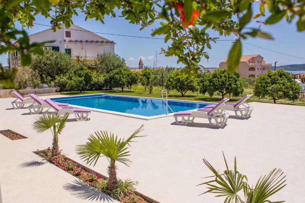 Bazén v ubytovaní Apartment in Seget Donji 7430 alebo v jeho blízkosti