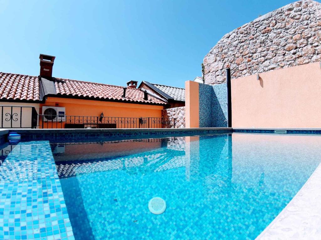 - une piscine en face d'une maison dans l'établissement Holiday home in Saftici 26679, à Barci