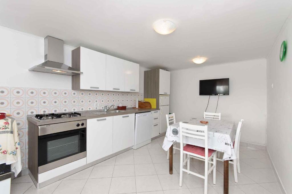 Kuchyň nebo kuchyňský kout v ubytování Holiday home in Lopar/Insel Rab 17776