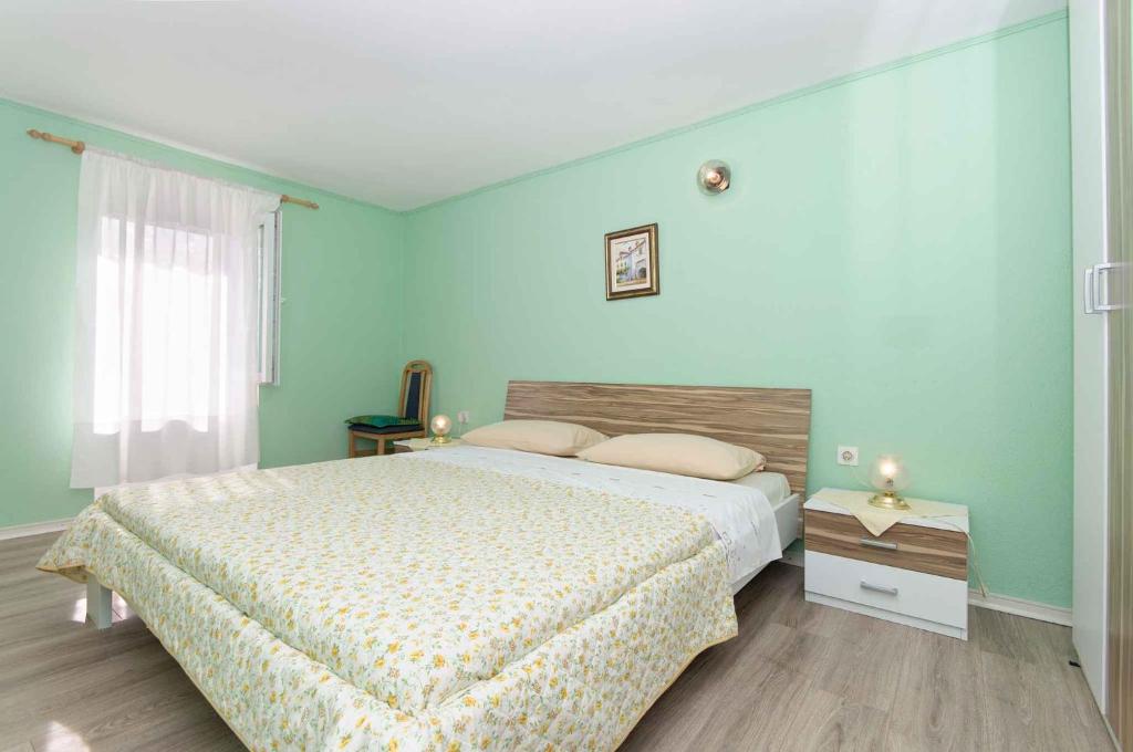 Katil atau katil-katil dalam bilik di Holiday home in Lopar/Insel Rab 17776