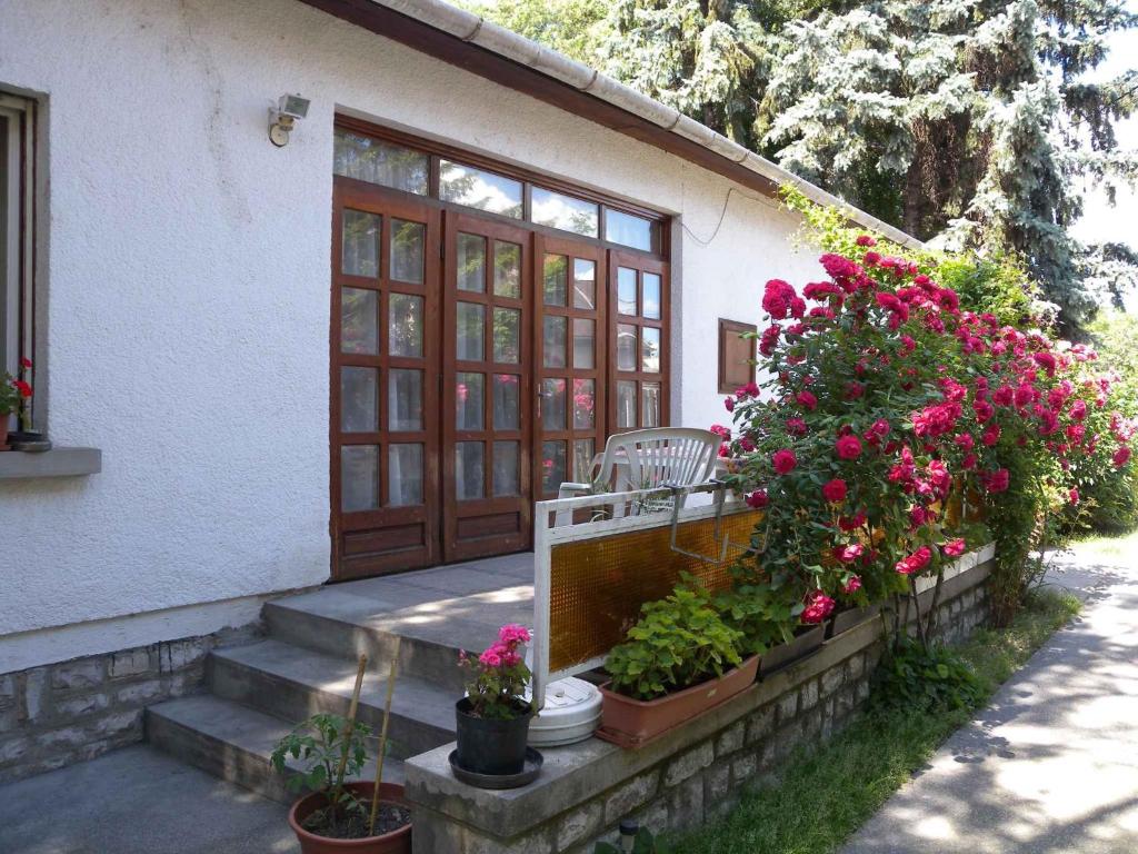 シオーフォクにあるHoliday home in Siofok/Balaton 19878の花の入ったポーチ付きの家