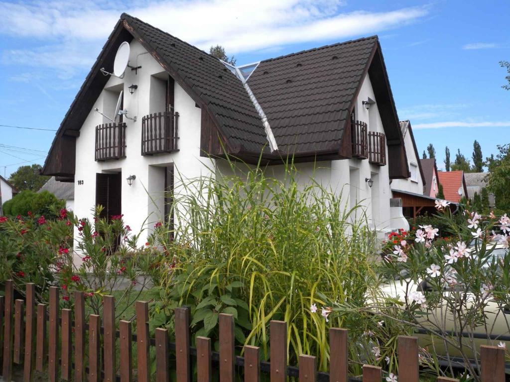 バラトンフェニヴェシュにあるHoliday home in Balatonfenyves 18433の黒屋根の白屋