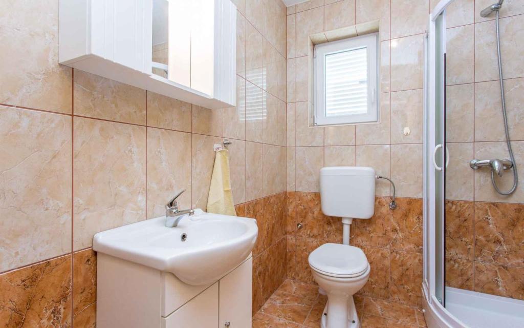 łazienka z toaletą, umywalką i prysznicem w obiekcie Apartment in Silo - Insel Krk 13580 w mieście Šilo