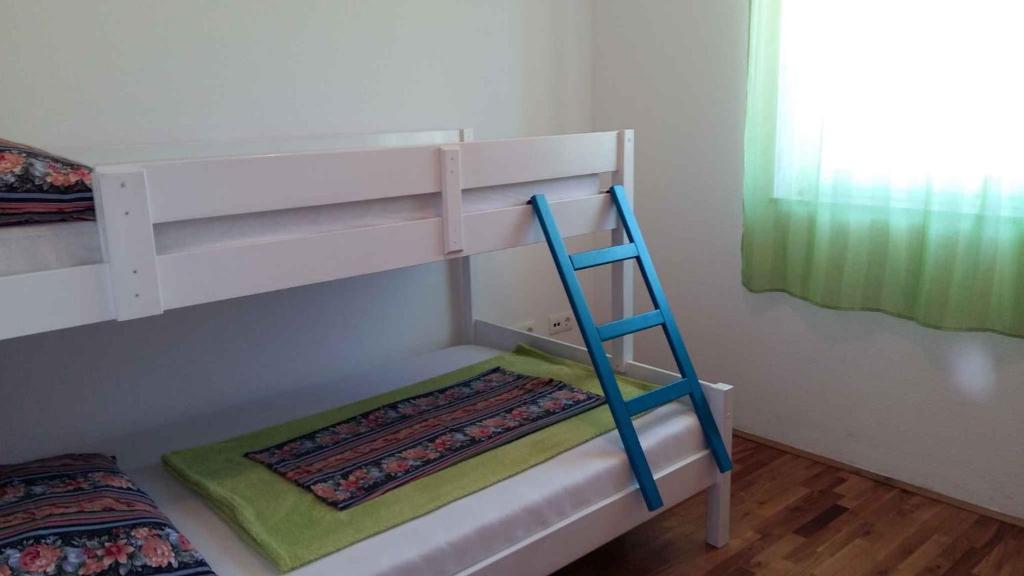 Łóżko lub łóżka w pokoju w obiekcie Apartment in Silo - Insel Krk 13580