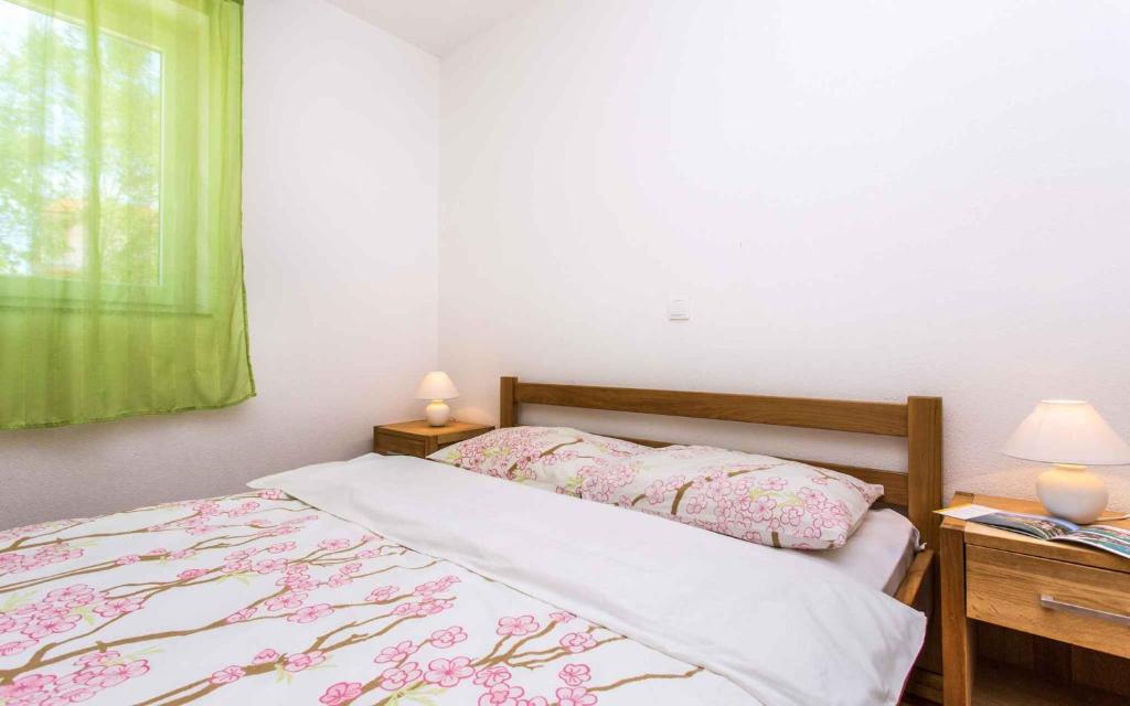 sypialnia z łóżkiem, 2 lampami i oknem w obiekcie Apartment in Silo - Insel Krk 13580 w mieście Šilo