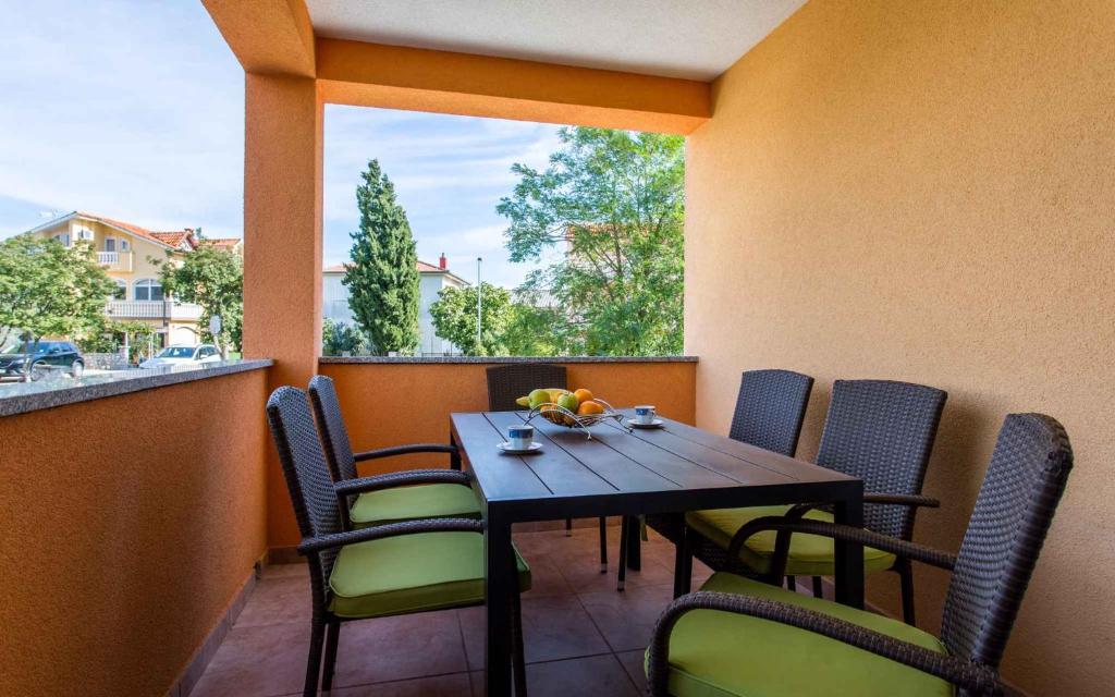 stół i krzesła na balkonie z oknem w obiekcie Apartment in Silo - Insel Krk 13580 w mieście Šilo
