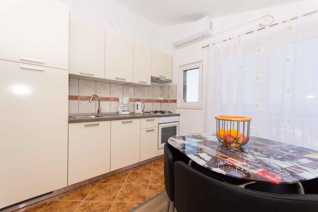 Kuchyňa alebo kuchynka v ubytovaní Apartments in Okrug Gornji 26579