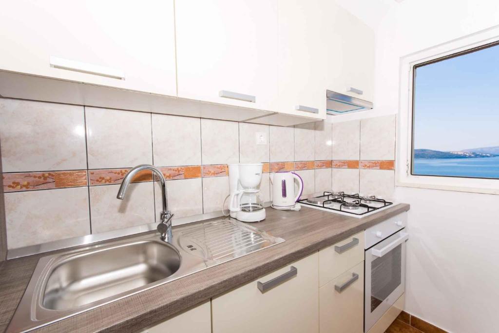 Kuchyňa alebo kuchynka v ubytovaní Apartments in Okrug Gornji 26579