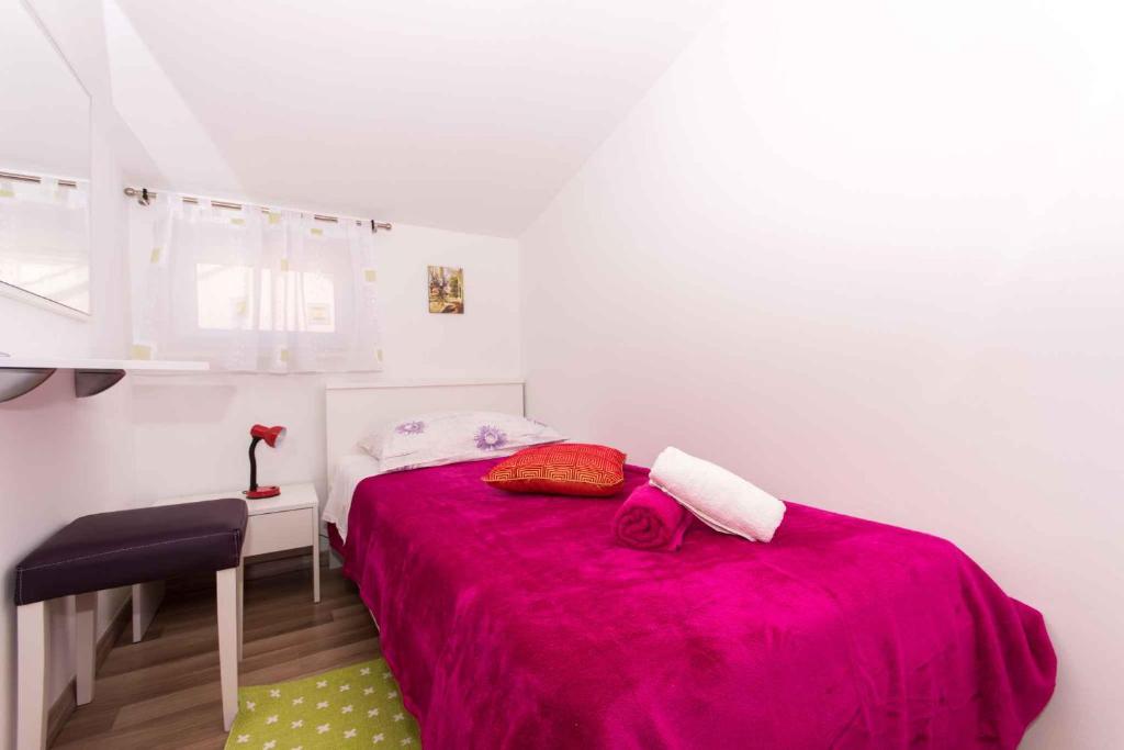 Posteľ alebo postele v izbe v ubytovaní Apartments in Okrug Gornji 26579
