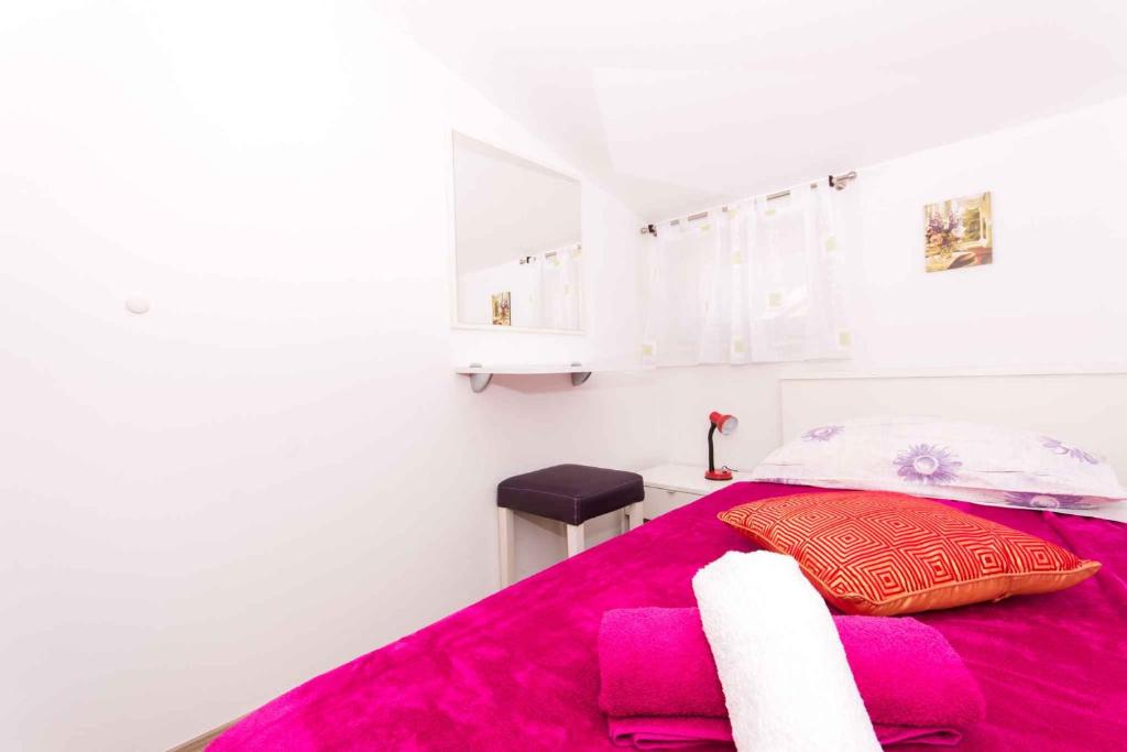 Posteľ alebo postele v izbe v ubytovaní Apartments in Okrug Gornji 26579