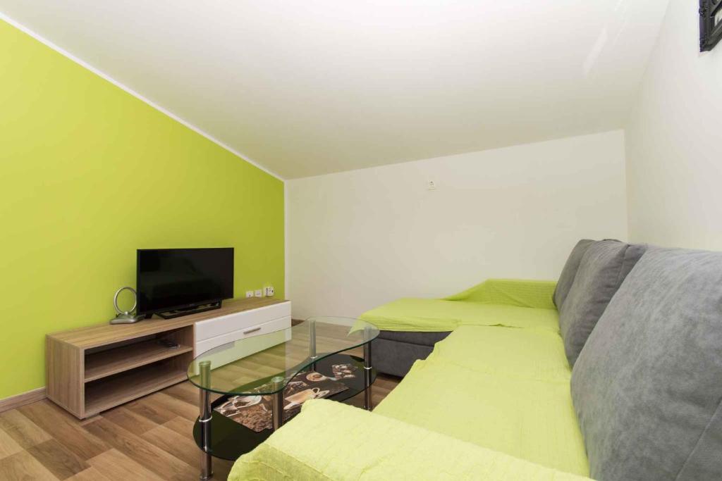 Televízia a/alebo spoločenská miestnosť v ubytovaní Apartments in Okrug Gornji 26579