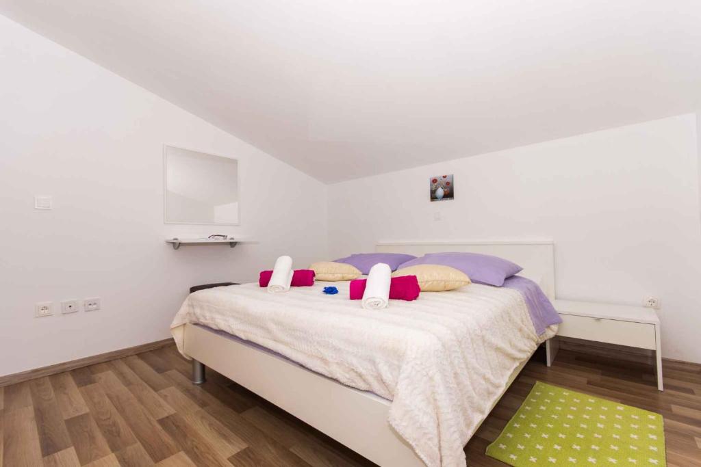 Posteľ alebo postele v izbe v ubytovaní Apartments in Okrug Gornji 26579