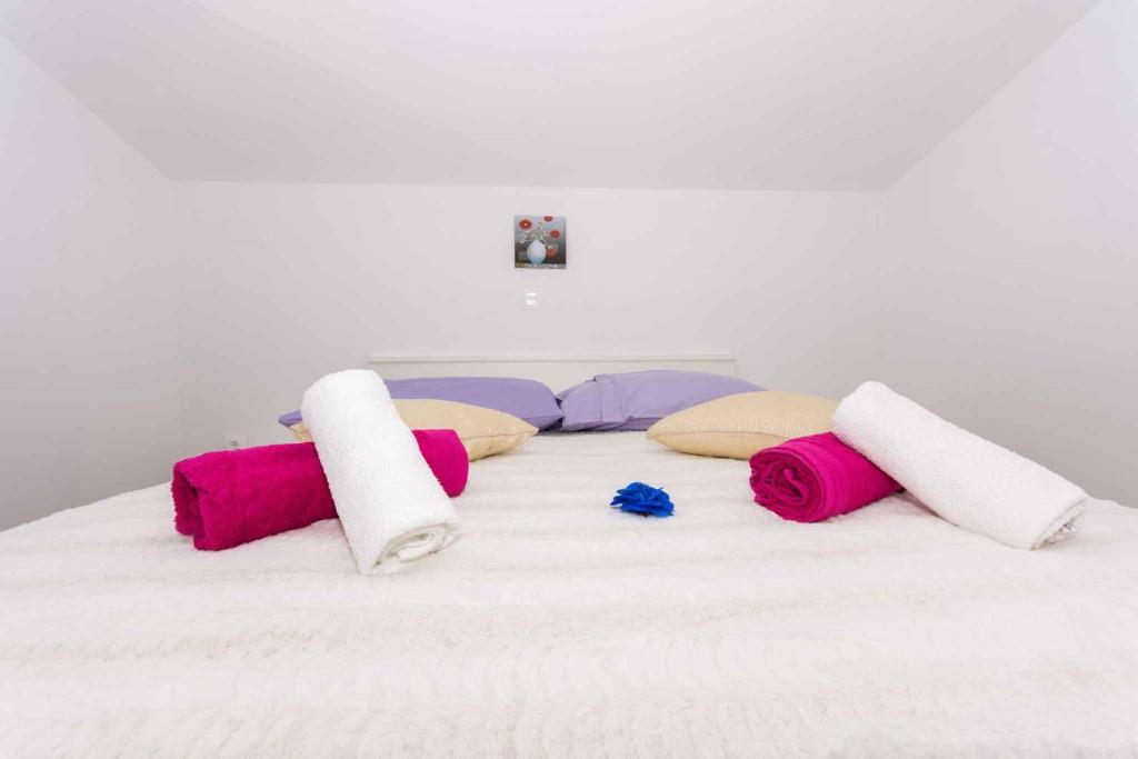 Posteľ alebo postele v izbe v ubytovaní Apartments in Okrug Gornji 26579