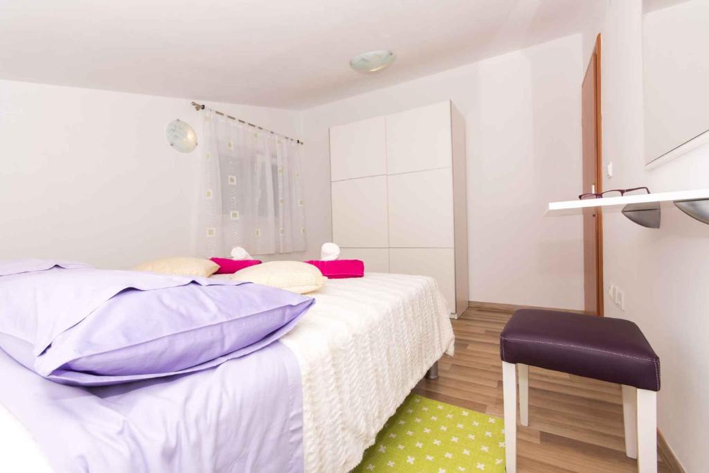 Posteľ alebo postele v izbe v ubytovaní Apartments in Okrug Gornji 26579