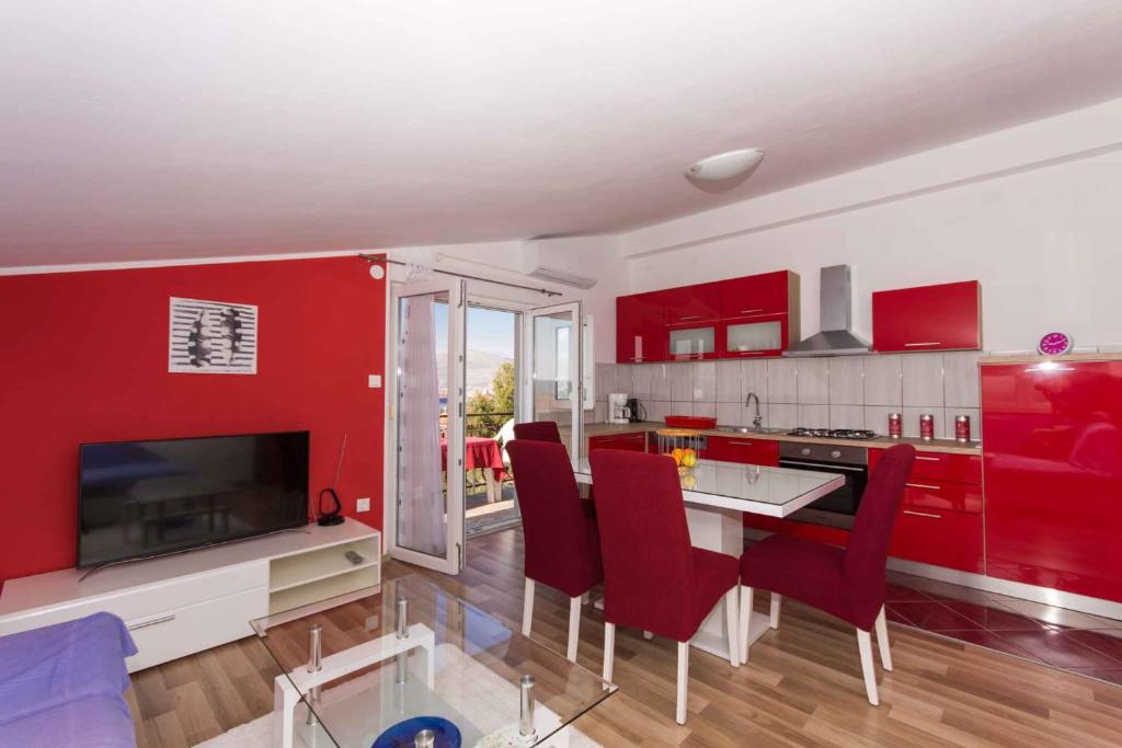 Kuchyňa alebo kuchynka v ubytovaní Apartments in Okrug Gornji 26579