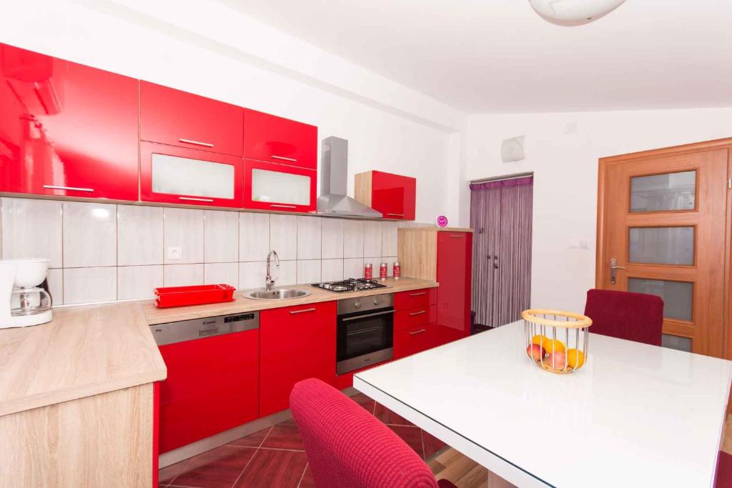 Kuchyňa alebo kuchynka v ubytovaní Apartments in Okrug Gornji 26579