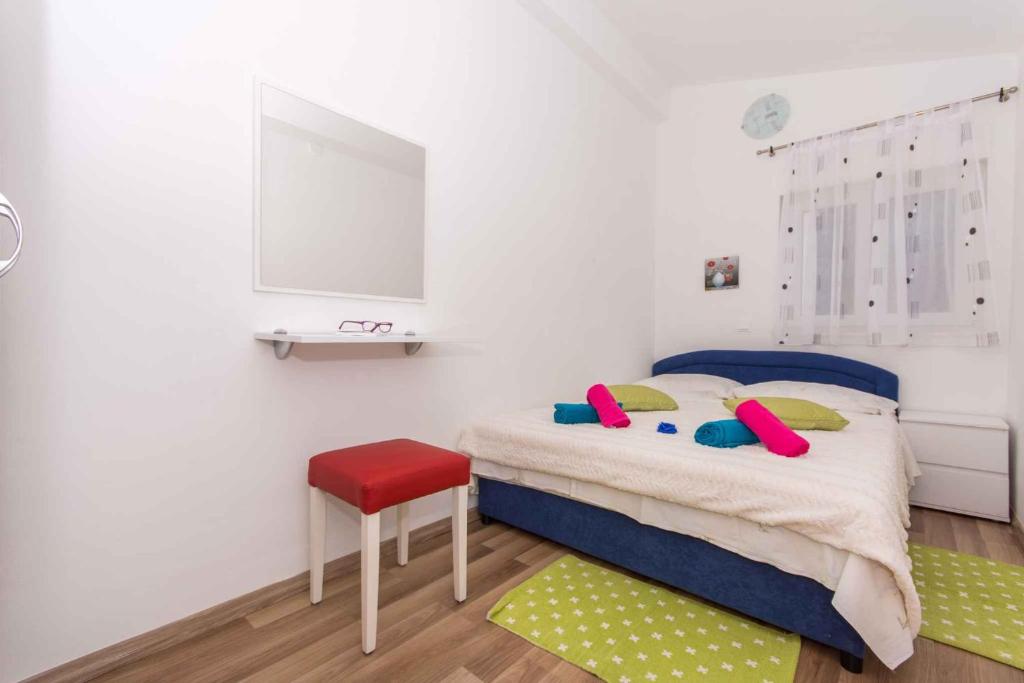 Posteľ alebo postele v izbe v ubytovaní Apartments in Okrug Gornji 26579