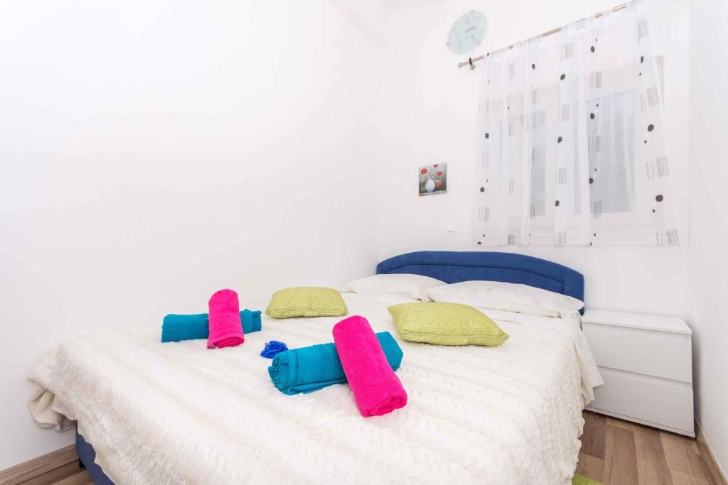 Posteľ alebo postele v izbe v ubytovaní Apartments in Okrug Gornji 26579