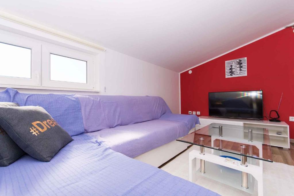 Televízia a/alebo spoločenská miestnosť v ubytovaní Apartments in Okrug Gornji 26579