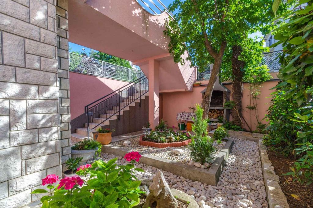 Zahrada ubytování Two-Bedroom Apartment in Crikvenica XCVII