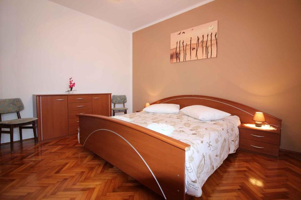 sypialnia z łóżkiem, stołem i krzesłami w obiekcie Apartment in Porec/Istrien 10031 w Poreču
