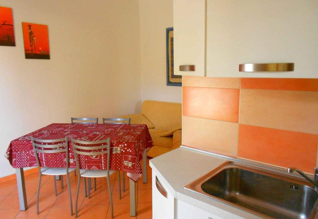 Kuchnia lub aneks kuchenny w obiekcie Apartments in Rosolina Mare 25092