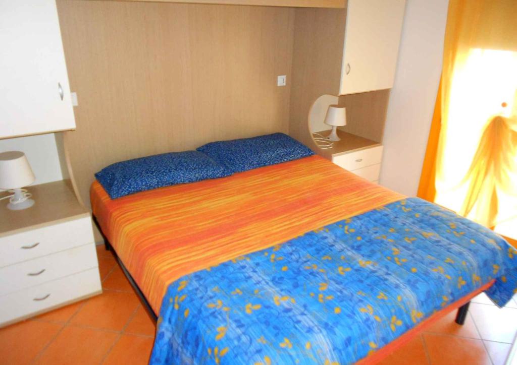 Łóżko lub łóżka w pokoju w obiekcie Apartments in Rosolina Mare 25092