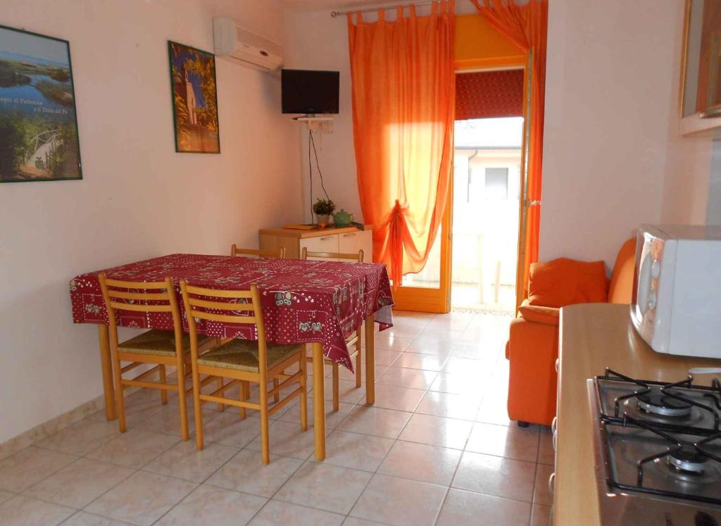 Kuchnia lub aneks kuchenny w obiekcie Apartments in Rosolina Mare 25092