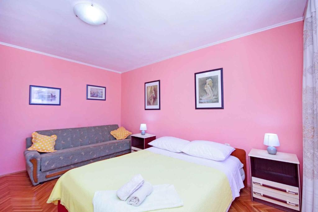 Postel nebo postele na pokoji v ubytování Two-Bedroom Apartment in Makarska/Makarska Riviera 6709