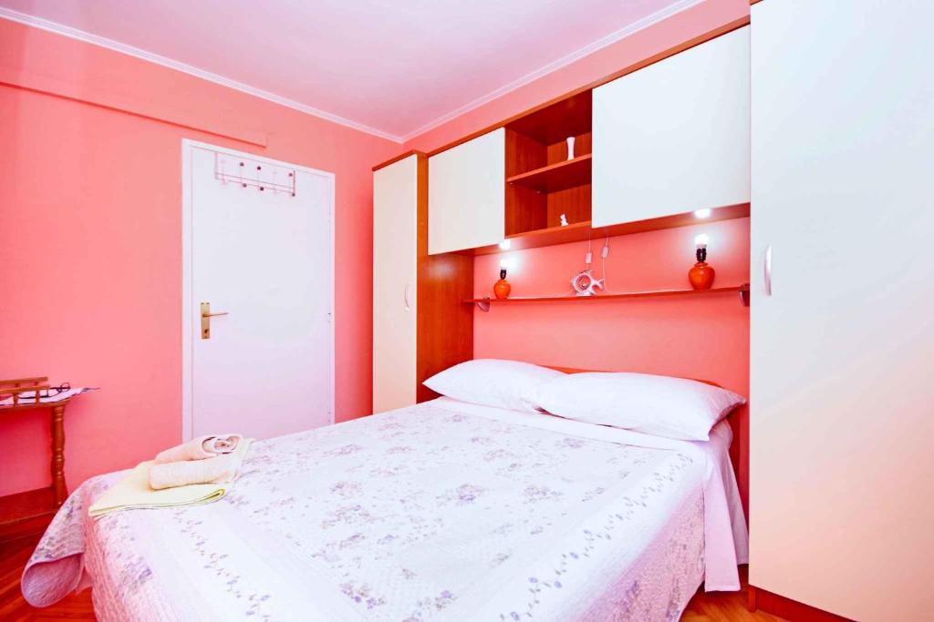 Postel nebo postele na pokoji v ubytování Two-Bedroom Apartment in Makarska/Makarska Riviera 6709
