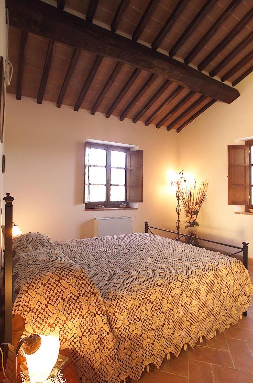 sypialnia z łóżkiem i oknem w obiekcie Agriturismo Il Poderino w mieście Asciano
