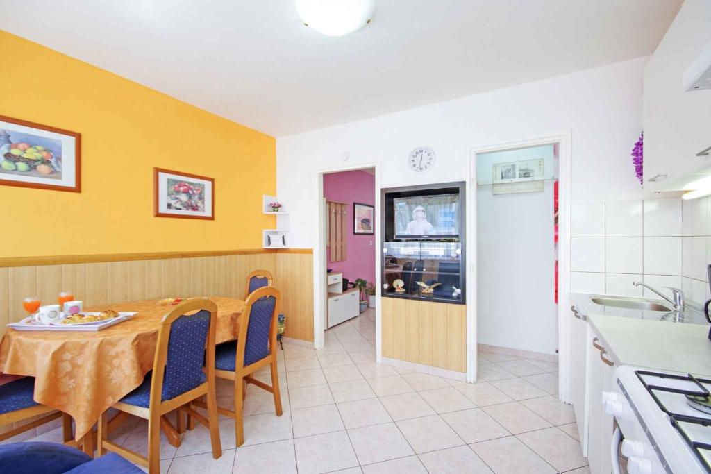 Kuchyň nebo kuchyňský kout v ubytování Two-Bedroom Apartment in Makarska/Makarska Riviera 6709