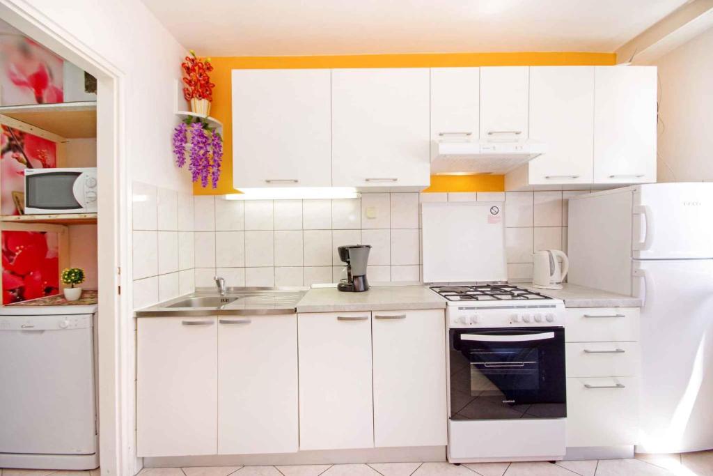 Kuchyň nebo kuchyňský kout v ubytování Two-Bedroom Apartment in Makarska/Makarska Riviera 6709