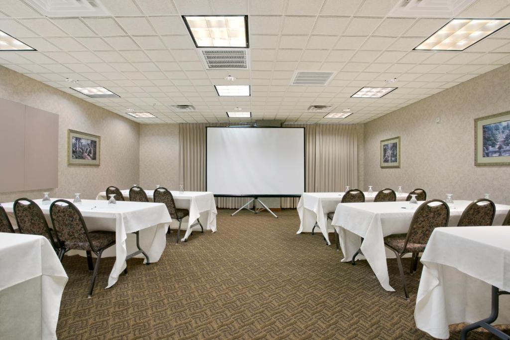 Wingate by Wyndham Green Bay photo
